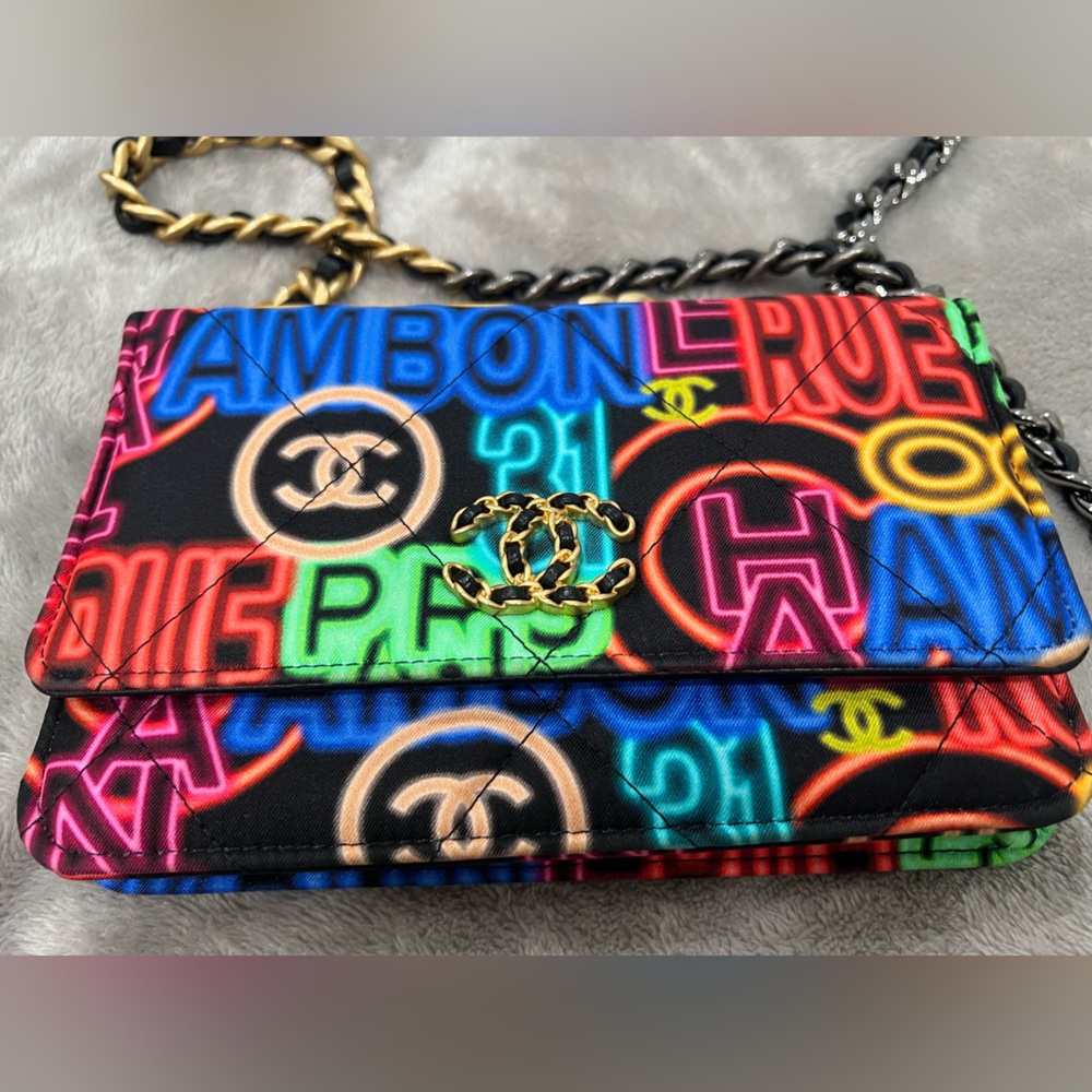 CHANEL Fabric Printed Chanel 19 Wallet On Chain WOC Black Neon Multicolor - Picture 2 of 7